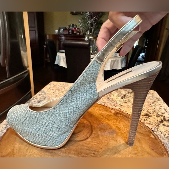 Guess stilleto slingback heels. Very pretty sage and gold colored. Size 10 - Picture 3 of 16